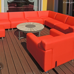 Ecklounge aus Outdoorleder für den Garten oder Terrasse + Loungesessel + runder Tisch + Hocker in rot