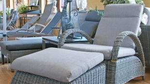 Gartenmöbel - Deckchair mit extra Hocker für das Auflegen der Beine